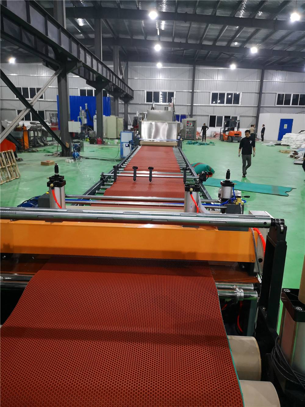 環(huán)保塑膠材料再生新篇章 丁基膠防腐卷材與預(yù)制型跑道生產(chǎn)線關(guān)鍵技術(shù)解析